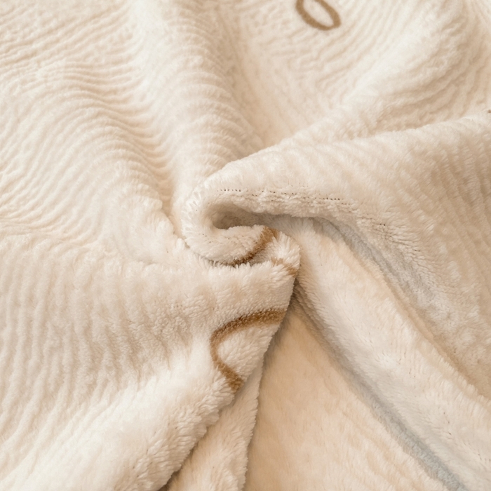 91家纺网 家纺一手货源 找家纺 小叮当家纺仓储工厂店 2025新款高克重230克雕花牛奶绒四件套 梦幻芭蕾-奶白