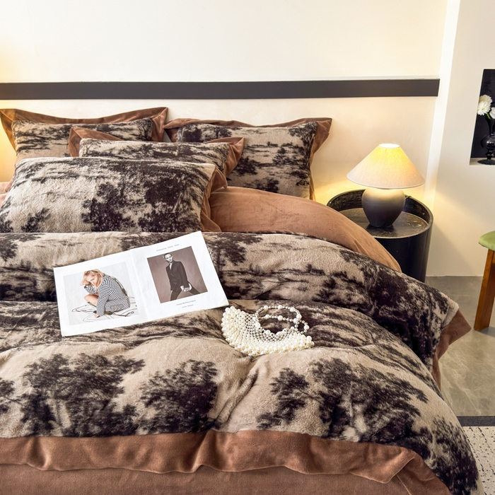 91家纺网 家纺一手货源 找家纺 九花鹿 2024新款A类宽边工艺款丹麦兔毛绒牛奶绒四件套 宽边丹麦兔绒-亦境(咖）