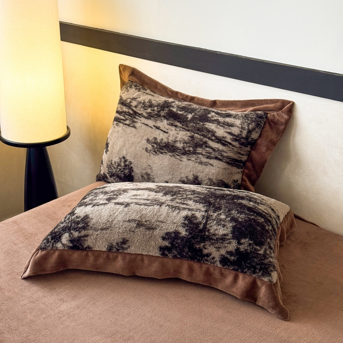 91家纺网 家纺一手货源 找家纺 九花鹿 2024新款A类宽边工艺款丹麦兔毛绒牛奶绒四件套 宽边丹麦兔绒-亦境(咖）