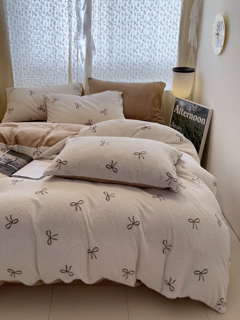 91家纺网 家纺一手货源 找家纺 小叮当家纺仓储工厂店 2025新款高克重230克雕花牛奶绒四件套 梦幻芭蕾-奶白