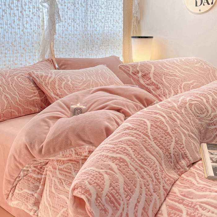 91家纺网 家纺一手货源 找家纺 小叮当家纺仓储工厂店 2025新款高克重230克雕花牛奶绒四件套 芍药-豆沙粉