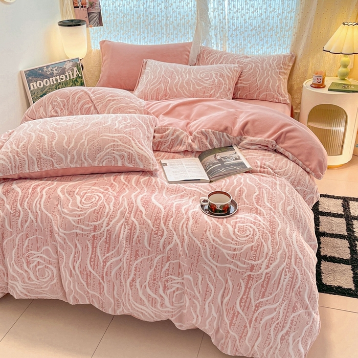 91家纺网 家纺一手货源 找家纺 小叮当家纺仓储工厂店 2025新款高克重230克雕花牛奶绒四件套 芍药-豆沙粉