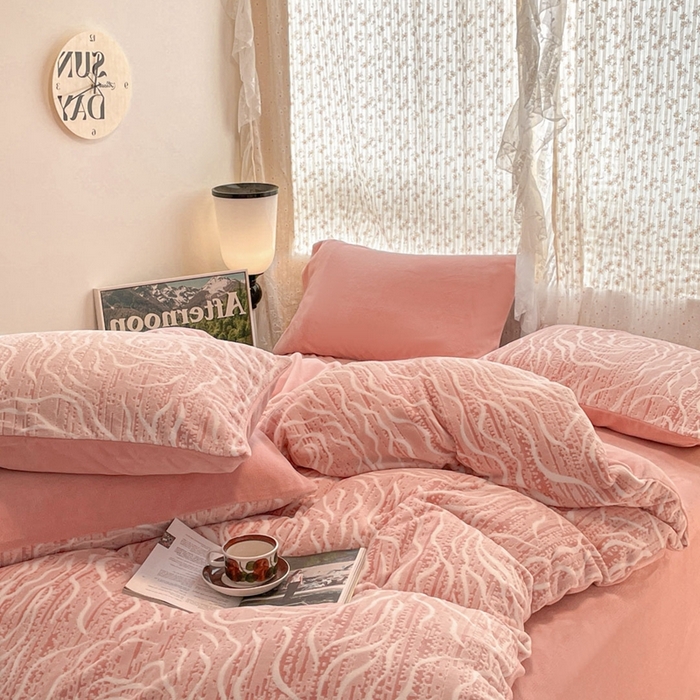 91家纺网 家纺一手货源 找家纺 小叮当家纺仓储工厂店 2025新款高克重230克雕花牛奶绒四件套 芍药-豆沙粉