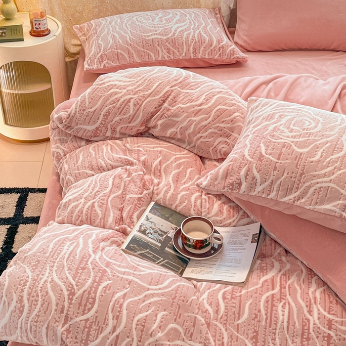 91家纺网 家纺一手货源 找家纺 小叮当家纺仓储工厂店 2025新款高克重230克雕花牛奶绒四件套 芍药-豆沙粉