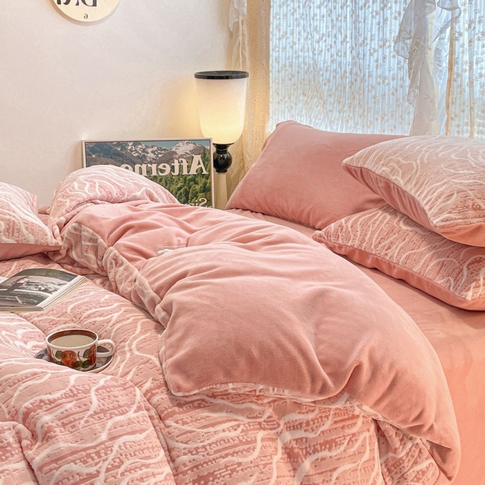 91家纺网 家纺一手货源 找家纺 小叮当家纺仓储工厂店 2025新款高克重230克雕花牛奶绒四件套 芍药-豆沙粉