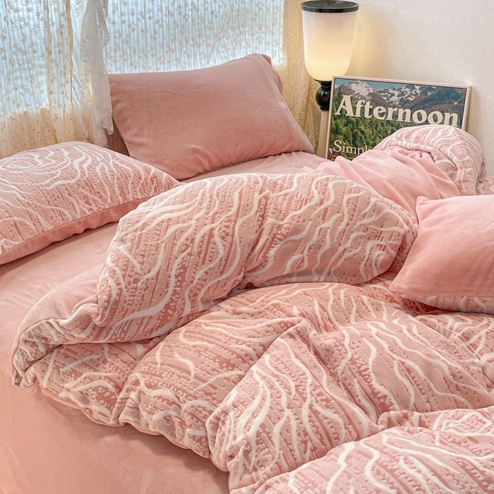 91家纺网 家纺一手货源 找家纺 小叮当家纺仓储工厂店 2025新款高克重230克雕花牛奶绒四件套 芍药-豆沙粉