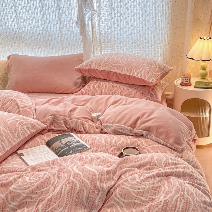 91家纺网 家纺一手货源 找家纺 小叮当家纺仓储工厂店 2025新款高克重230克雕花牛奶绒四件套 芍药-豆沙粉