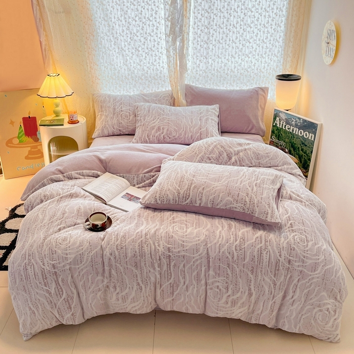 91家纺网 家纺一手货源 找家纺 小叮当家纺仓储工厂店 2025新款高克重230克雕花牛奶绒四件套 芍药-紫