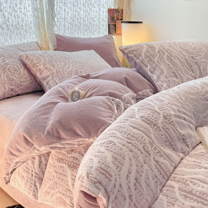 91家纺网 家纺一手货源 找家纺 小叮当家纺仓储工厂店 2025新款高克重230克雕花牛奶绒四件套 芍药-紫