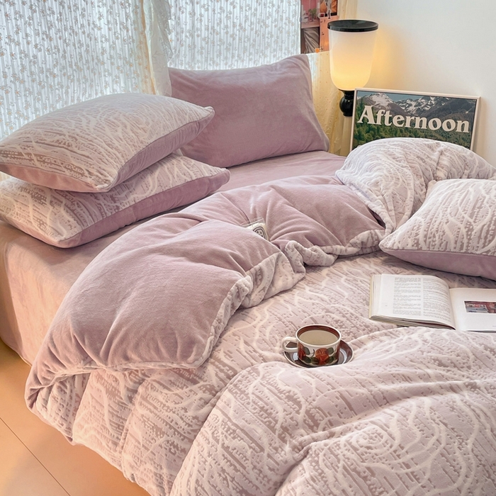 91家纺网 家纺一手货源 找家纺 小叮当家纺仓储工厂店 2025新款高克重230克雕花牛奶绒四件套 芍药-紫