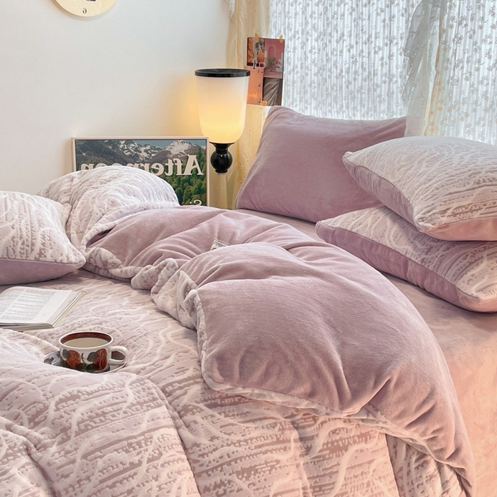 91家纺网 家纺一手货源 找家纺 小叮当家纺仓储工厂店 2025新款高克重230克雕花牛奶绒四件套 芍药-紫