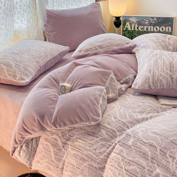 91家纺网 家纺一手货源 找家纺 小叮当家纺仓储工厂店 2025新款高克重230克雕花牛奶绒四件套 芍药-紫