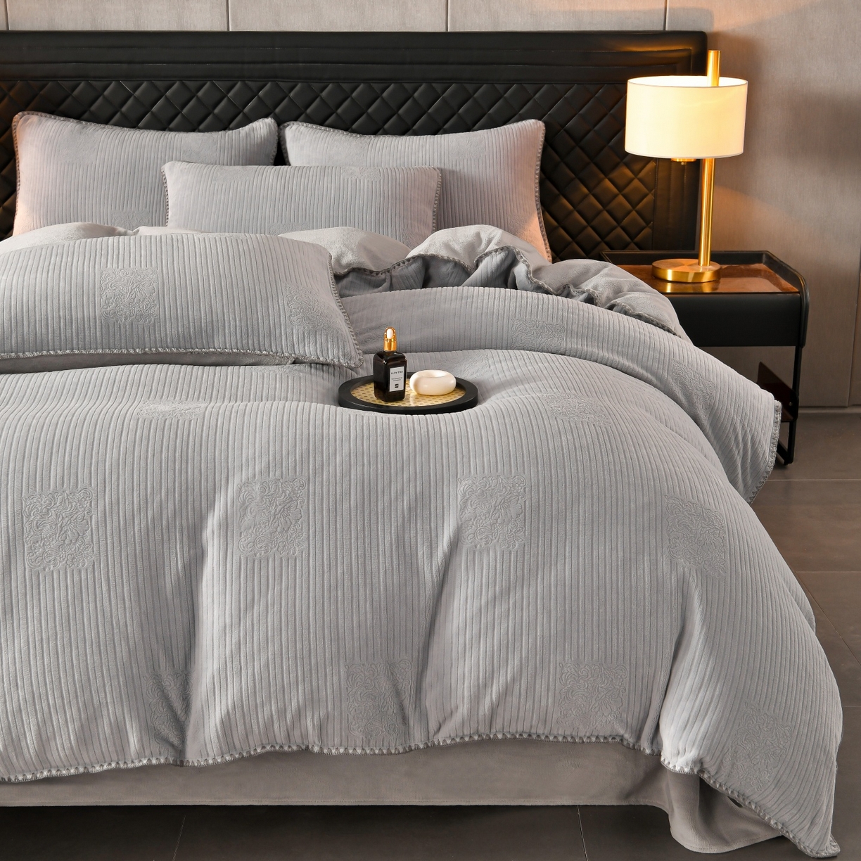 91家纺网 家纺一手货源 找家纺 菡宝2025新款工艺款贝壳边雕花绒简约良品风牛奶绒四件套-梵西系列 支持定做定制尺寸 米娅灰