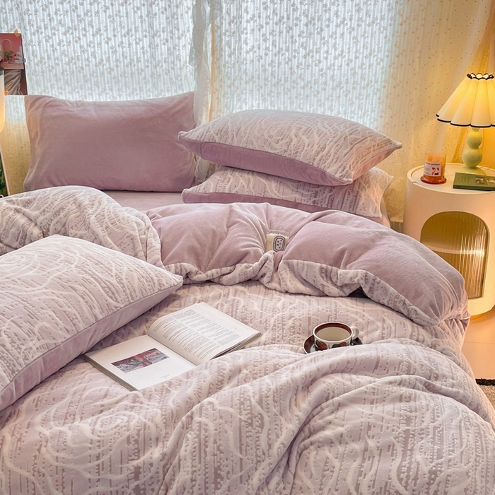 91家纺网 家纺一手货源 找家纺 小叮当家纺仓储工厂店 2025新款高克重230克雕花牛奶绒四件套 芍药-紫