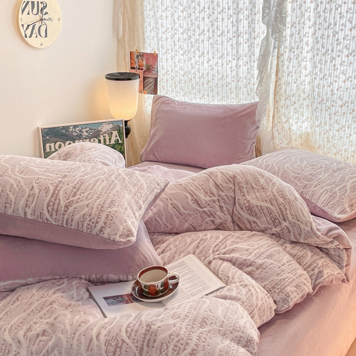 91家纺网 家纺一手货源 找家纺 小叮当家纺仓储工厂店 2025新款高克重230克雕花牛奶绒四件套 芍药-紫