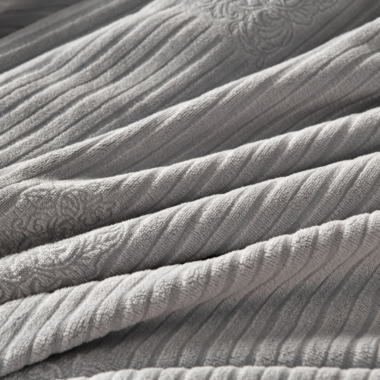 91家纺网 家纺一手货源 找家纺 菡宝2025新款工艺款贝壳边雕花绒简约良品风牛奶绒四件套-梵西系列 支持定做定制尺寸 米娅灰