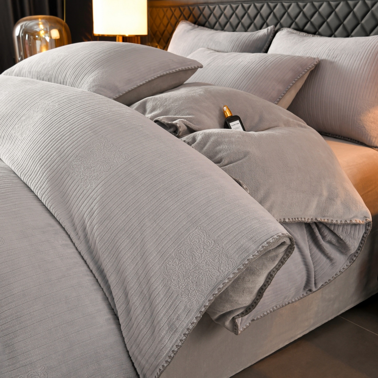 91家纺网 家纺一手货源 找家纺 菡宝2025新款工艺款贝壳边雕花绒简约良品风牛奶绒四件套-梵西系列 支持定做定制尺寸 米娅灰