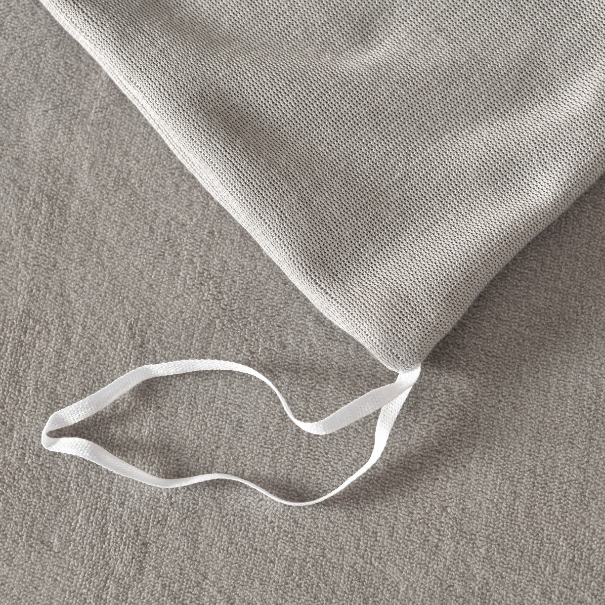 91家纺网 家纺一手货源 找家纺 菡宝2025新款工艺款贝壳边雕花绒简约良品风牛奶绒四件套-梵西系列 支持定做定制尺寸 米娅灰