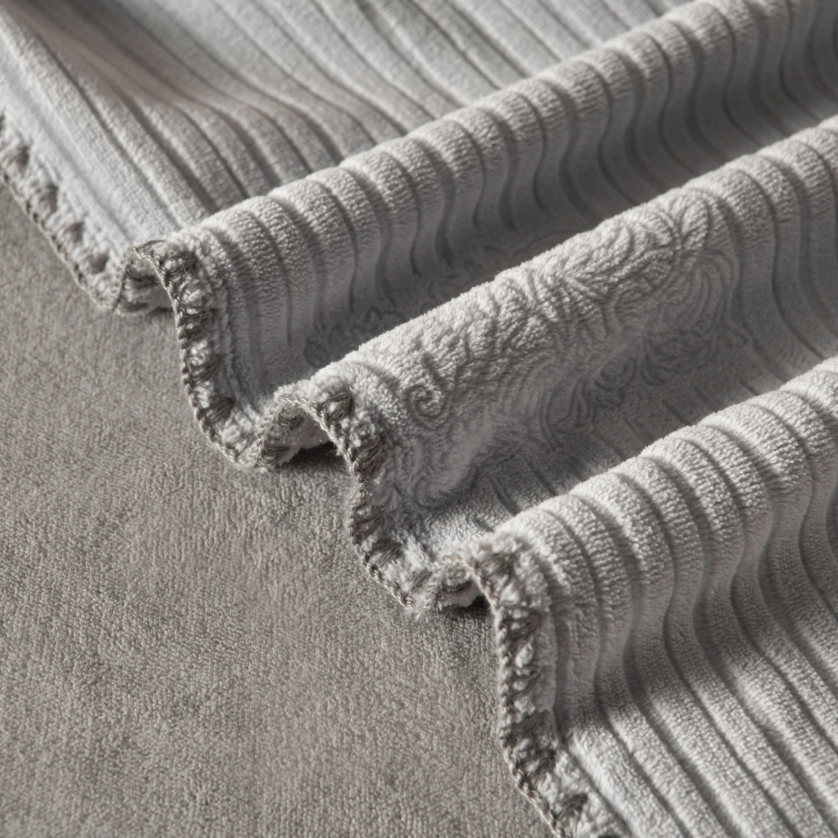 91家纺网 家纺一手货源 找家纺 菡宝2025新款工艺款贝壳边雕花绒简约良品风牛奶绒四件套-梵西系列 支持定做定制尺寸 米娅灰