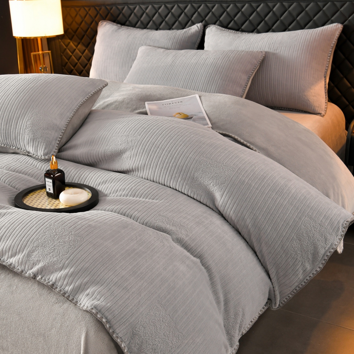 91家纺网 家纺一手货源 找家纺 菡宝2025新款工艺款贝壳边雕花绒简约良品风牛奶绒四件套-梵西系列 支持定做定制尺寸 米娅灰