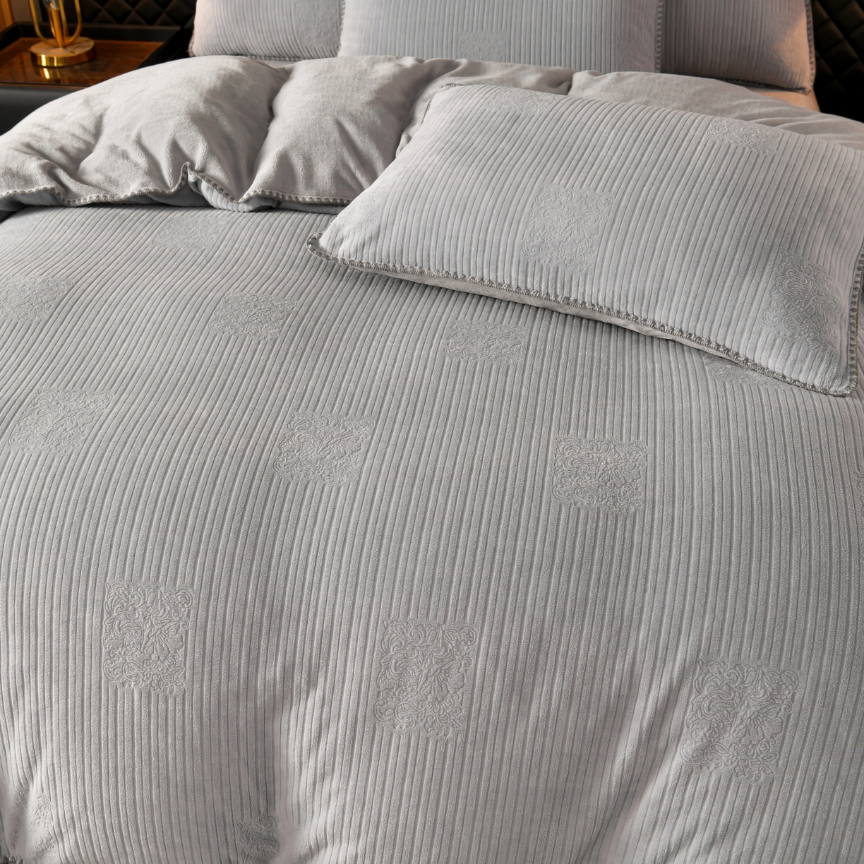91家纺网 家纺一手货源 找家纺 菡宝2025新款工艺款贝壳边雕花绒简约良品风牛奶绒四件套-梵西系列 支持定做定制尺寸 米娅灰