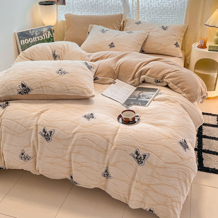 91家纺网 家纺一手货源 找家纺 小叮当家纺仓储工厂店 2025新款高克重230克雕花牛奶绒四件套 水漾蝶舞-卡其