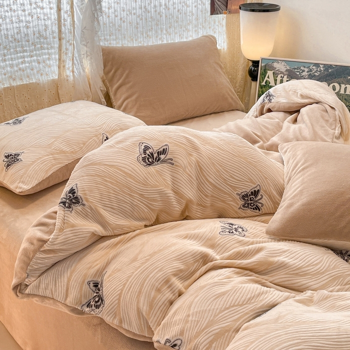 91家纺网 家纺一手货源 找家纺 小叮当家纺仓储工厂店 2025新款高克重230克雕花牛奶绒四件套 水漾蝶舞-卡其