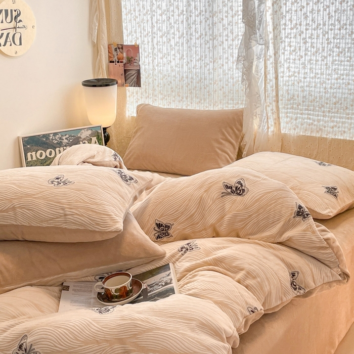 91家纺网 家纺一手货源 找家纺 小叮当家纺仓储工厂店 2025新款高克重230克雕花牛奶绒四件套 水漾蝶舞-卡其