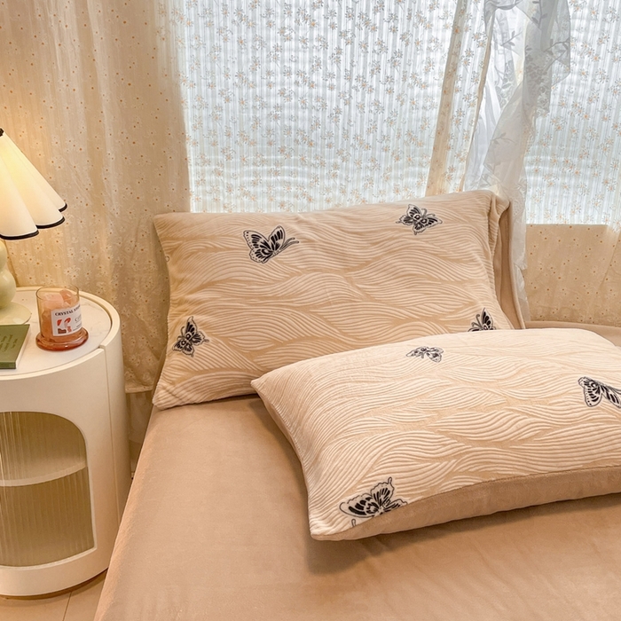 91家纺网 家纺一手货源 找家纺 小叮当家纺仓储工厂店 2025新款高克重230克雕花牛奶绒四件套 水漾蝶舞-卡其