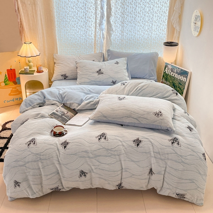 91家纺网 家纺一手货源 找家纺 小叮当家纺仓储工厂店 2025新款高克重230克雕花牛奶绒四件套 水漾蝶舞-蓝