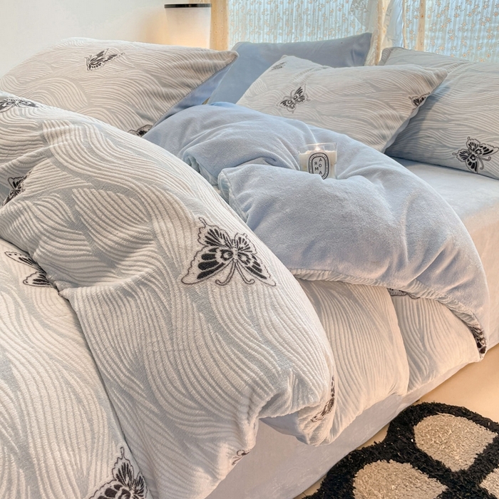 91家纺网 家纺一手货源 找家纺 小叮当家纺仓储工厂店 2025新款高克重230克雕花牛奶绒四件套 水漾蝶舞-蓝