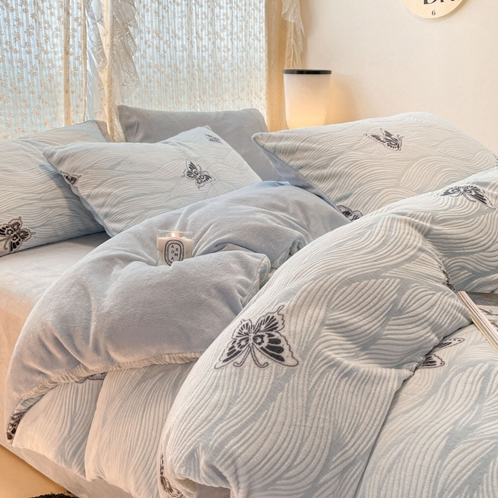 91家纺网 家纺一手货源 找家纺 小叮当家纺仓储工厂店 2025新款高克重230克雕花牛奶绒四件套 水漾蝶舞-蓝