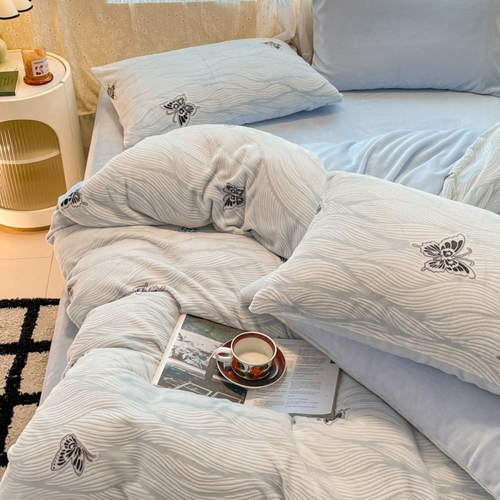 91家纺网 家纺一手货源 找家纺 小叮当家纺仓储工厂店 2025新款高克重230克雕花牛奶绒四件套 水漾蝶舞-蓝