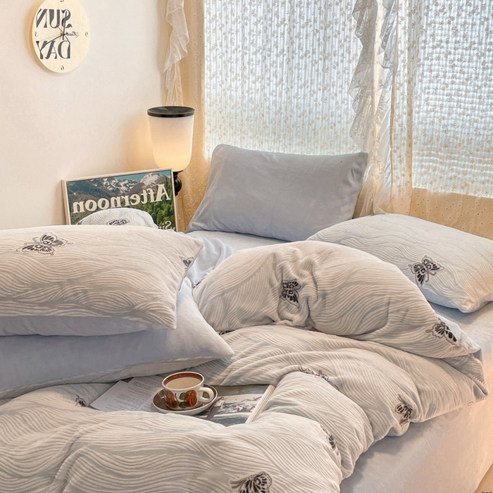 91家纺网 家纺一手货源 找家纺 小叮当家纺仓储工厂店 2025新款高克重230克雕花牛奶绒四件套 水漾蝶舞-蓝