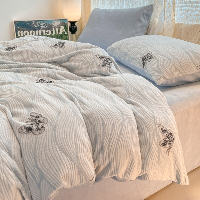 91家纺网 家纺一手货源 找家纺 小叮当家纺仓储工厂店 2025新款高克重230克雕花牛奶绒四件套 水漾蝶舞-蓝