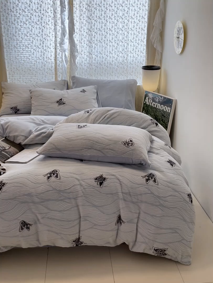 91家纺网 家纺一手货源 找家纺 小叮当家纺仓储工厂店 2025新款高克重230克雕花牛奶绒四件套 水漾蝶舞-蓝