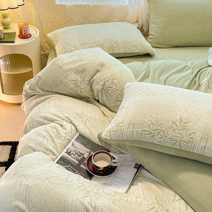 91家纺网 家纺一手货源 找家纺 小叮当家纺仓储工厂店 2025新款高克重230克雕花牛奶绒四件套 竹林涧-绿