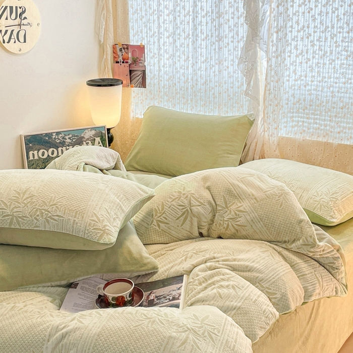 91家纺网 家纺一手货源 找家纺 小叮当家纺仓储工厂店 2025新款高克重230克雕花牛奶绒四件套 竹林涧-绿