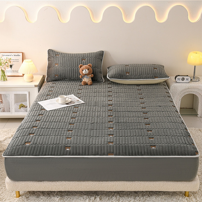 91家纺网 家纺一手货源 找家纺 （总）云木里 2025新款秋冬牛奶绒刺绣夹棉床笠