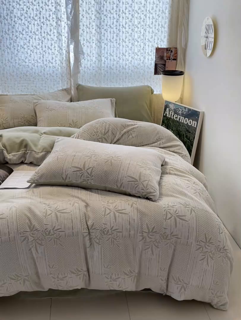 91家纺网 家纺一手货源 找家纺 小叮当家纺仓储工厂店 2025新款高克重230克雕花牛奶绒四件套 竹林涧-绿