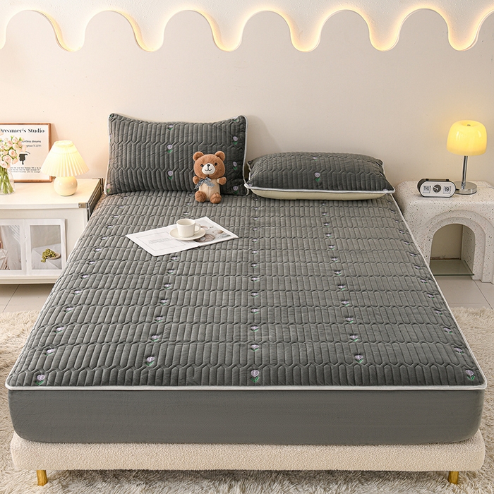 91家纺网 家纺一手货源 找家纺 （总）云木里 2025新款秋冬牛奶绒刺绣夹棉床笠