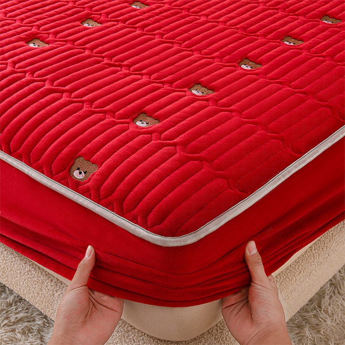 91家纺网 家纺一手货源 找家纺 云木里 2025新款秋冬牛奶绒刺绣夹棉床笠 三色熊-酒红