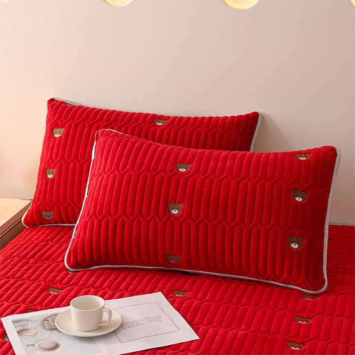 91家纺网 家纺一手货源 找家纺 云木里 2025新款秋冬牛奶绒刺绣夹棉床笠 三色熊-酒红