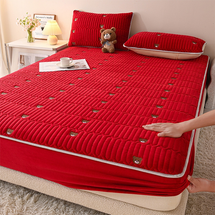 91家纺网 家纺一手货源 找家纺 云木里 2025新款秋冬牛奶绒刺绣夹棉床笠 三色熊-酒红