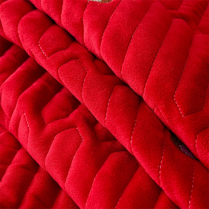 91家纺网 家纺一手货源 找家纺 云木里 2025新款秋冬牛奶绒刺绣夹棉床笠 三色熊-酒红