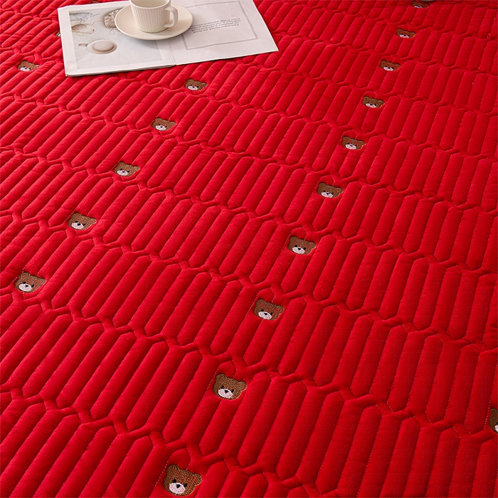 91家纺网 家纺一手货源 找家纺 云木里 2025新款秋冬牛奶绒刺绣夹棉床笠 三色熊-酒红