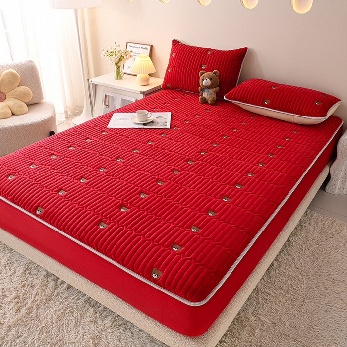 91家纺网 家纺一手货源 找家纺 云木里 2025新款秋冬牛奶绒刺绣夹棉床笠 三色熊-酒红