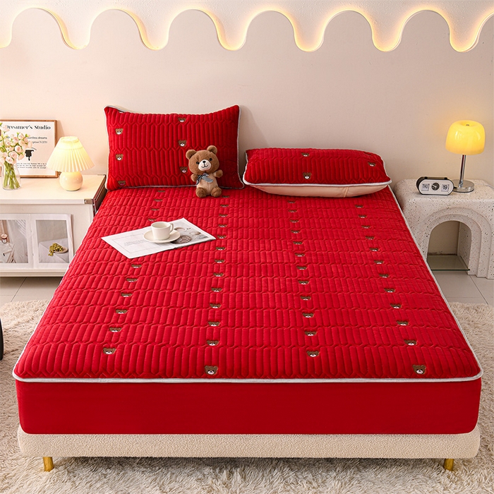 云木里 2025新款秋冬牛奶绒刺绣夹棉床笠 三色熊-酒红