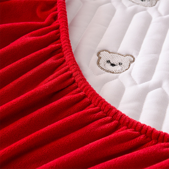 91家纺网 家纺一手货源 找家纺 云木里 2025新款秋冬牛奶绒刺绣夹棉床笠 三色熊-酒红