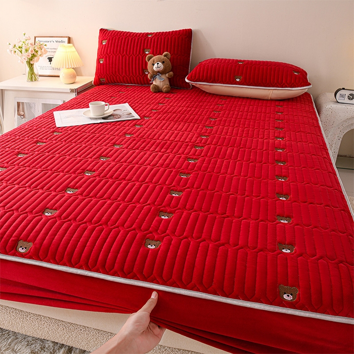 91家纺网 家纺一手货源 找家纺 云木里 2025新款秋冬牛奶绒刺绣夹棉床笠 三色熊-酒红